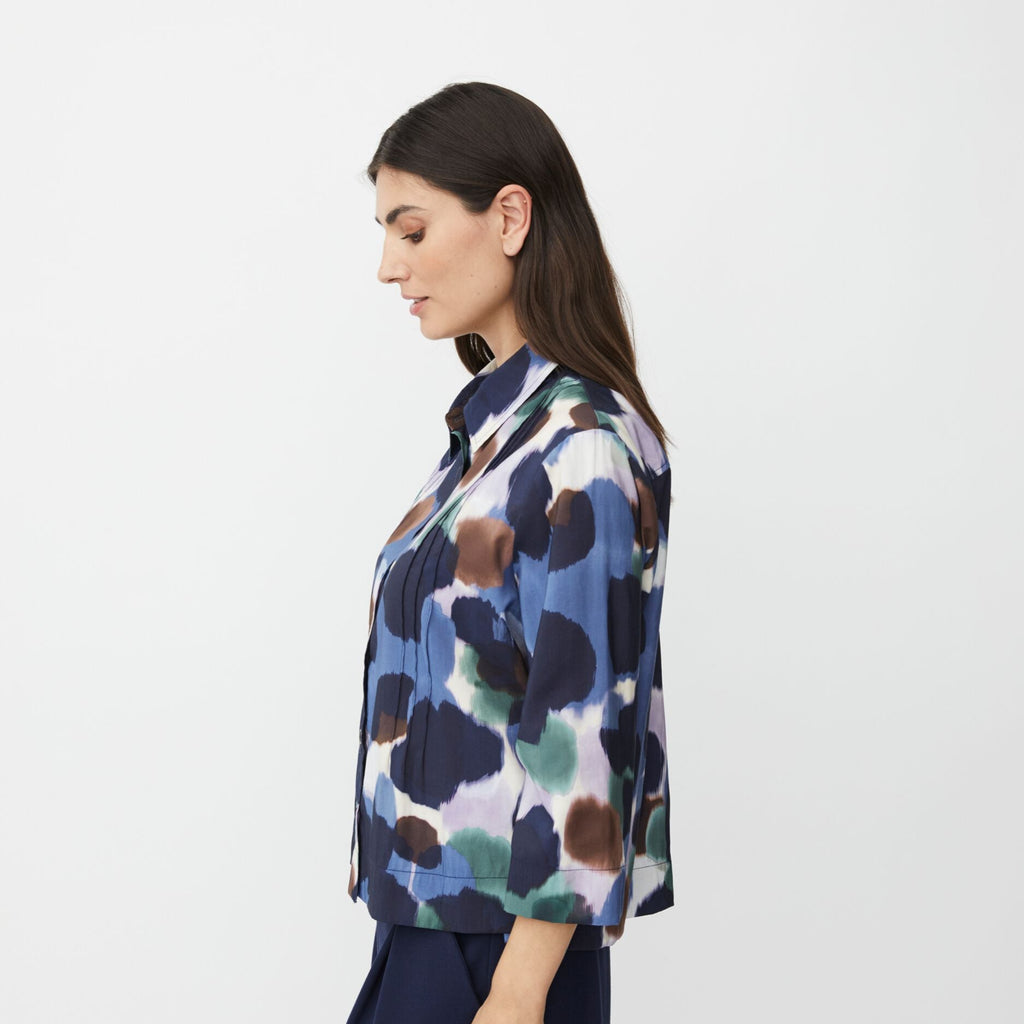 Abstract print collared shirt with three-quarter sleeves and subtle pleats at the front.