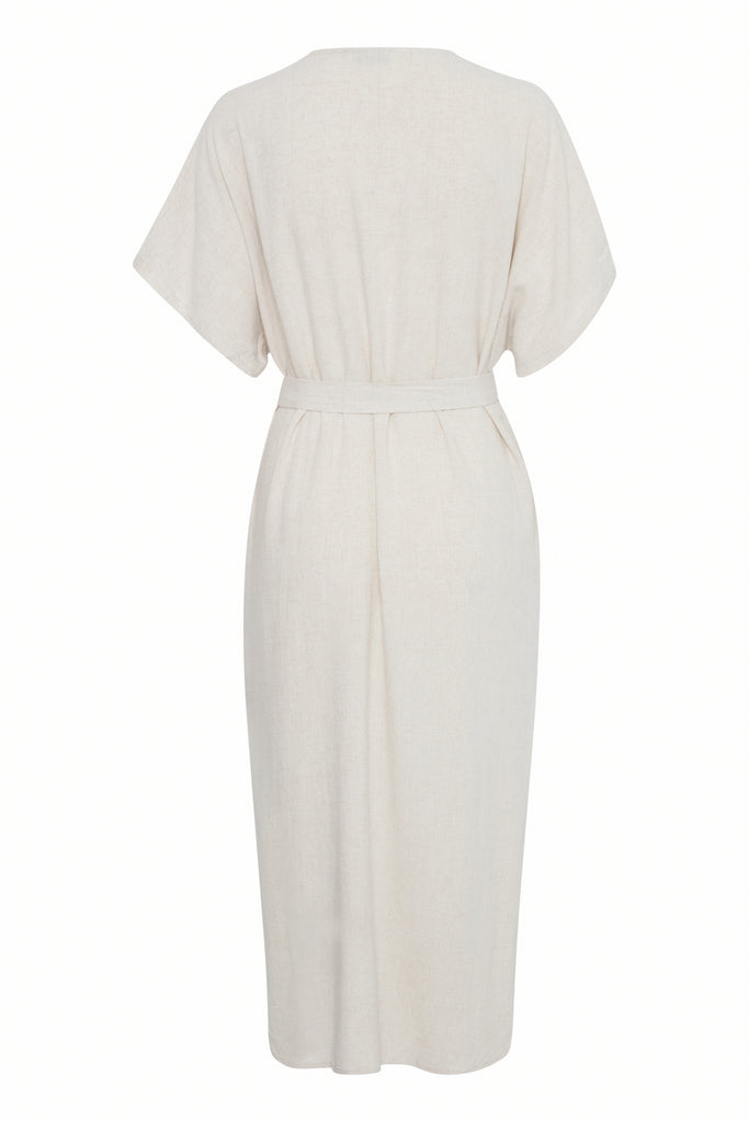 Back view of a light beige Fransa dress with short sleeves and a belted waist, styled for a relaxed fit.