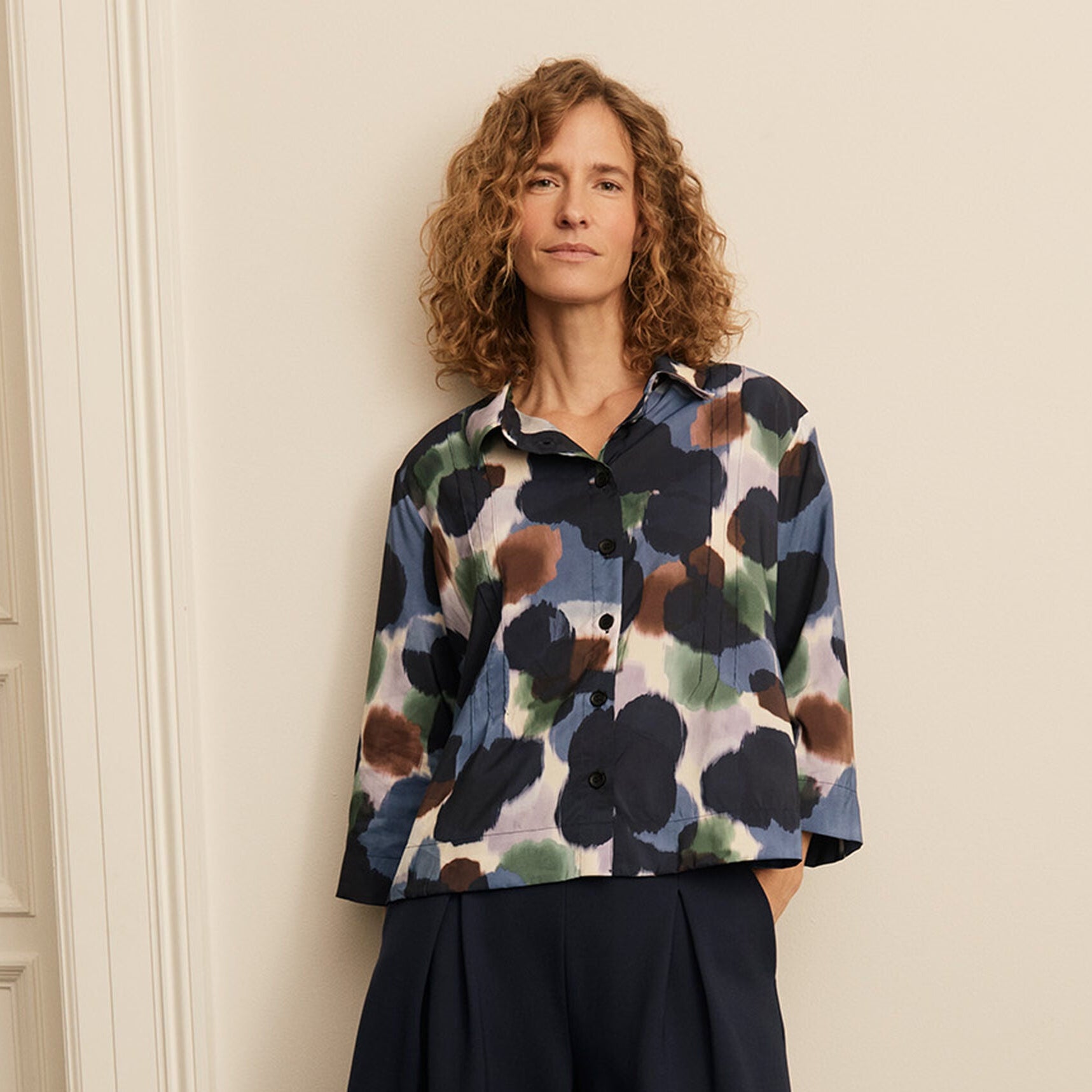 Abstract print collared shirt with three-quarter sleeves and a relaxed fit.