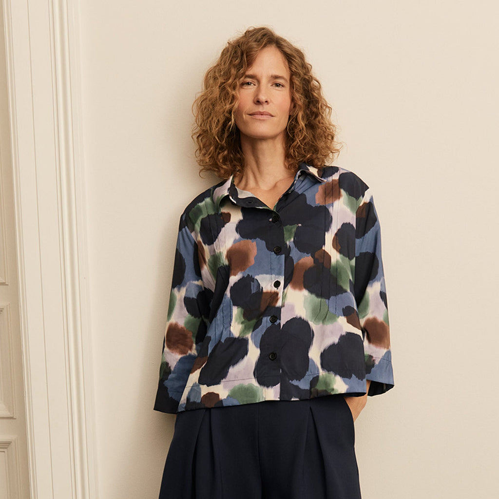Abstract print collared shirt with three-quarter sleeves and a relaxed fit.