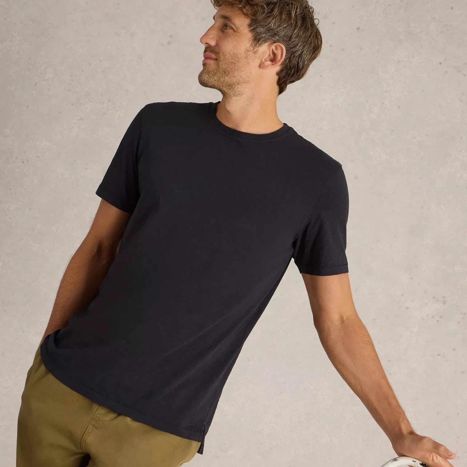 Men's dark navy crew neck short-sleeve t-shirt with a slightly longer, curved hemline.