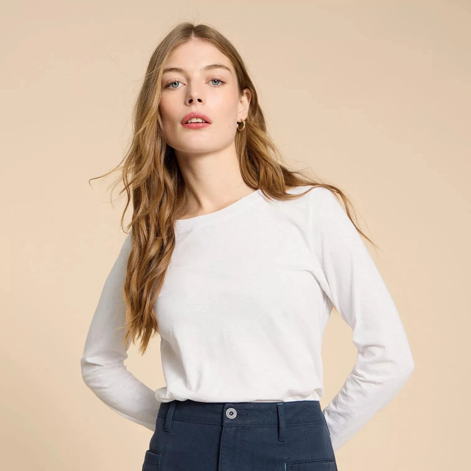 White long-sleeved crew neck t-shirt. Soft, casual style.