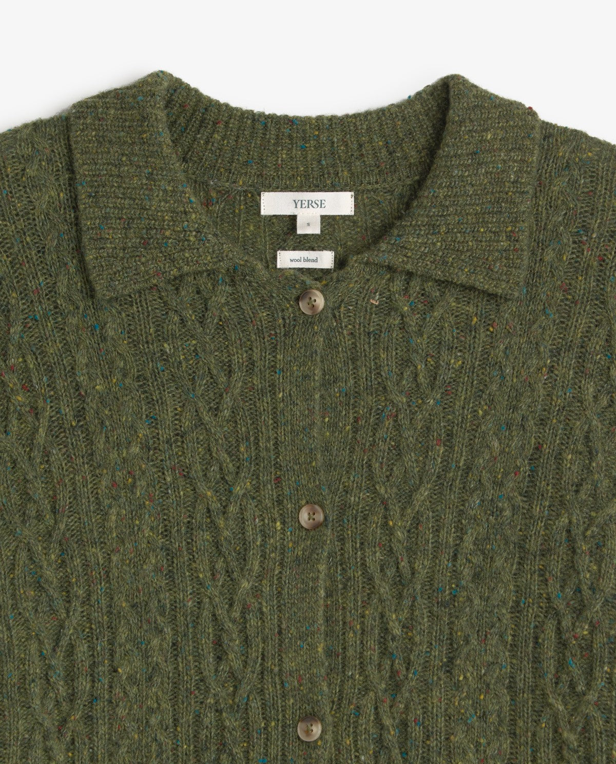 Close-up of an olive green cable-knit polo cardigan sweater with a collar and brown buttons, featuring a visible YISE brand label.