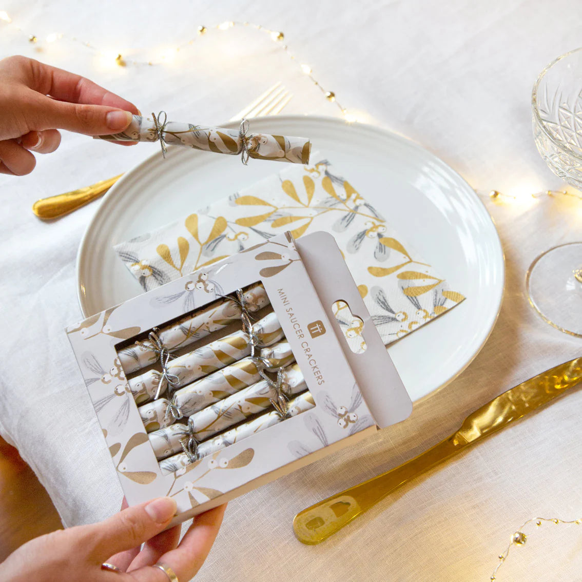 Botanical Mistletoe Christmas Saucer Crackers