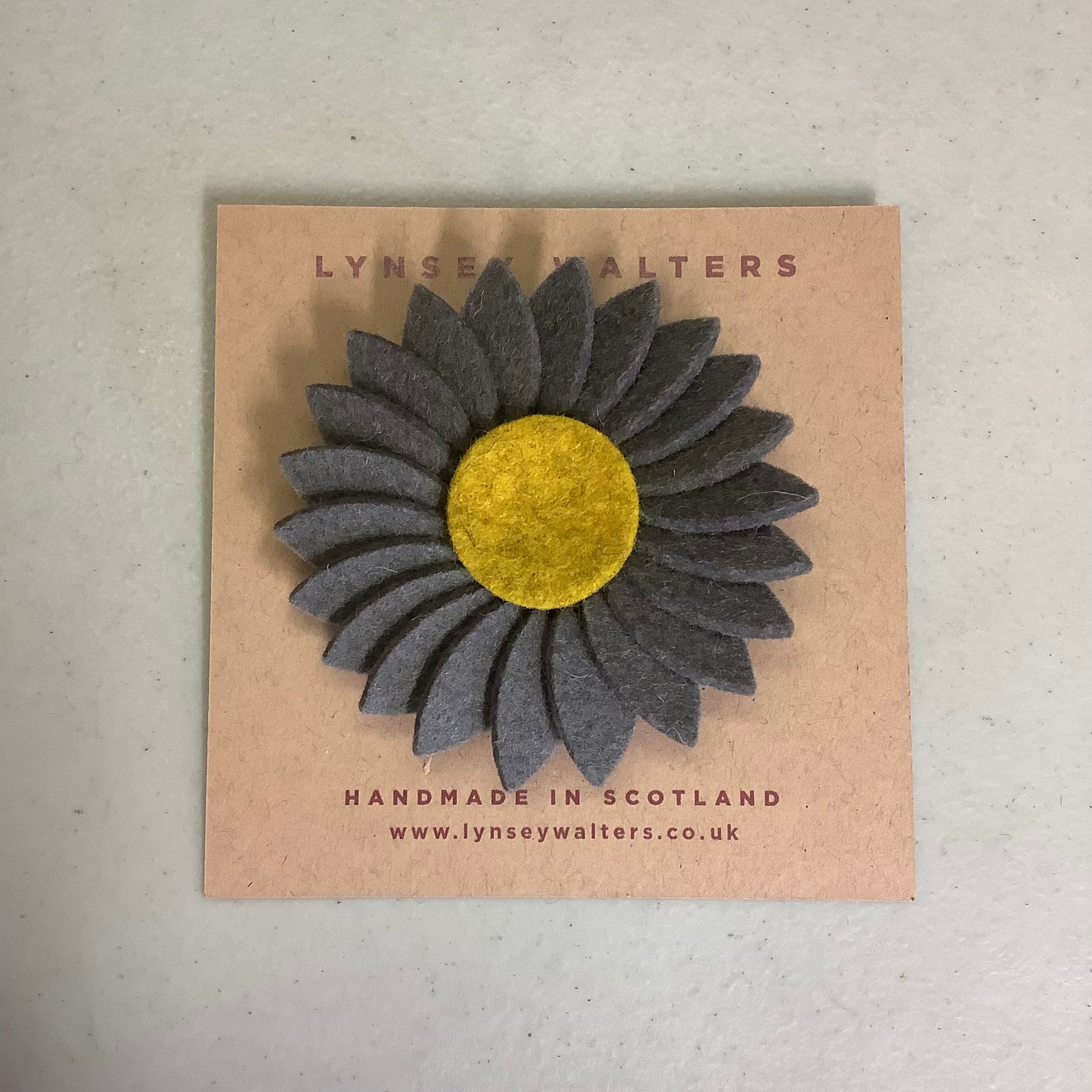 Retro Daisy Brooch - Grey