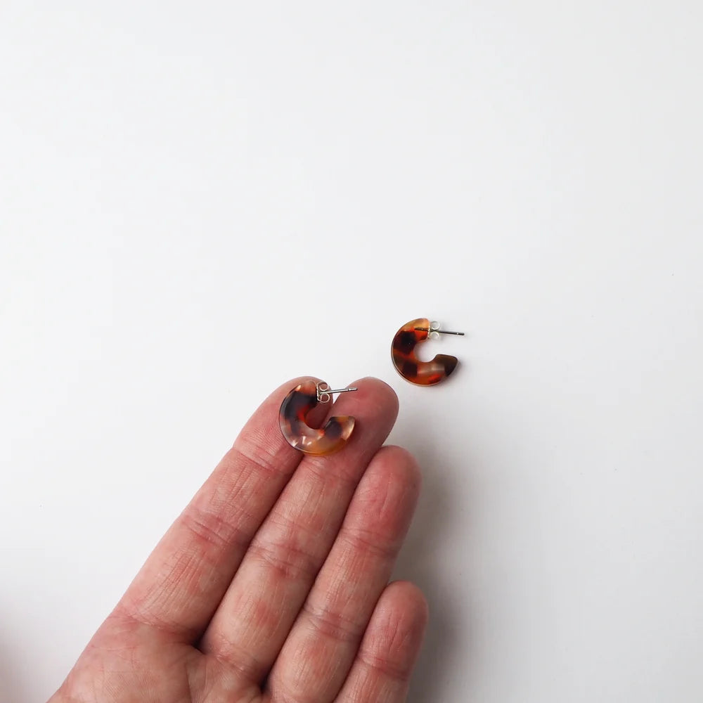 Pair of tortoiseshell-patterned resin hoop earrings.