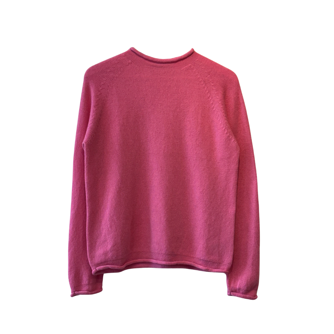 Pink crewneck cashmere sweater, long sleeves, raglan shoulders.