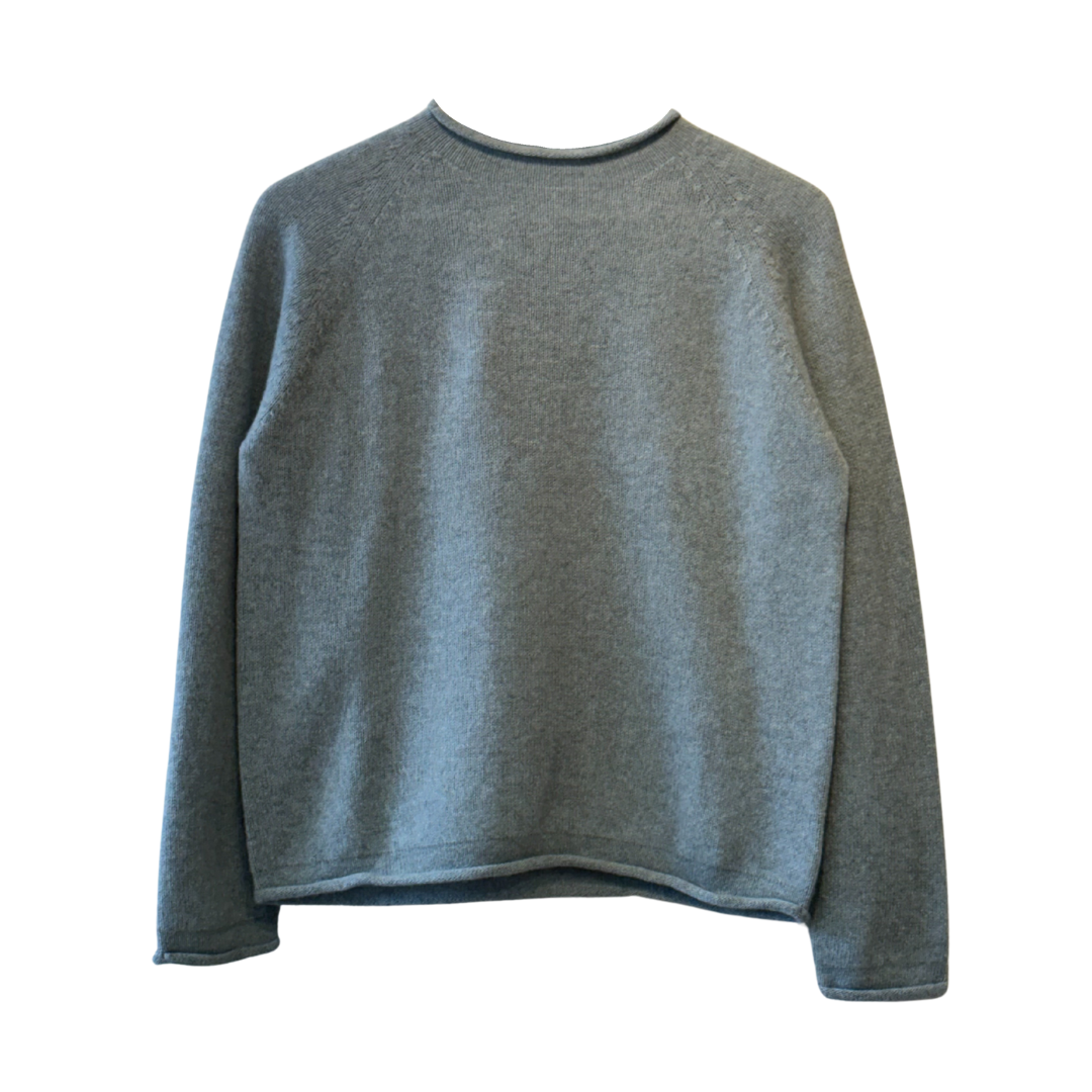 Gray crewneck cashmere sweater, long sleeves, raglan shoulders.