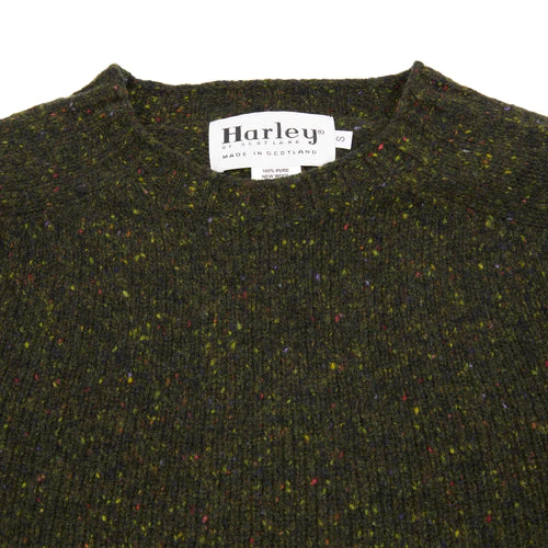 close up of neck on a Harley of Scotland Men's Flecked Jumper in Harris colourway