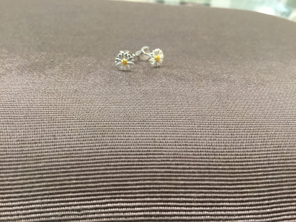 Pair of silver daisy stud earrings with gold centers.